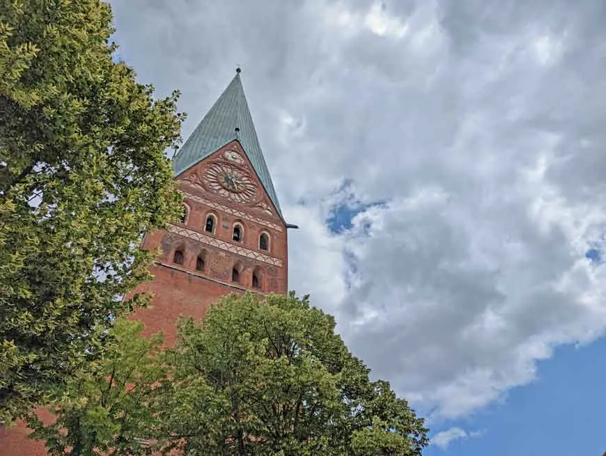 St. Johannis Kirche in Lüneburg mit ihrem markanten schiefen Turm