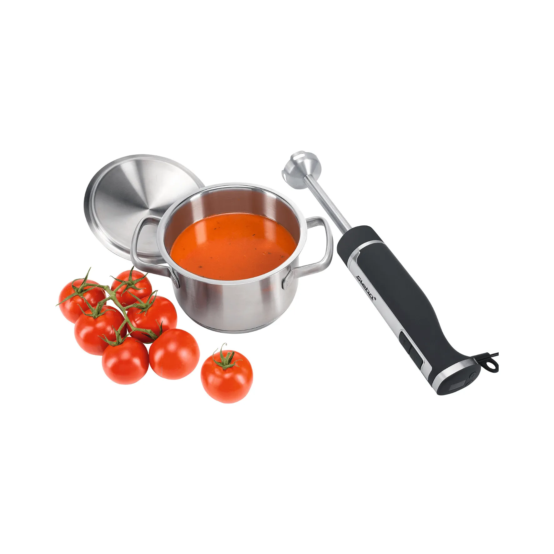 Stabmixer von Steba mit Edelstahl-Mixfuß, daneben ein Topf mit Tomatensuppe und frischen Tomaten.