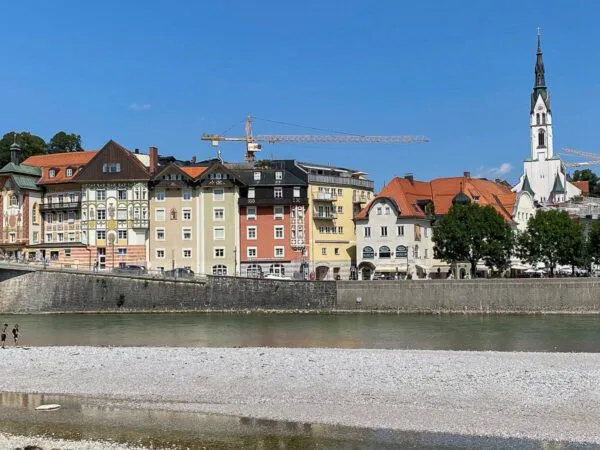 Stadtpanorama: Der Blick auf Bad Tölz mit der Isar und dem Kalvarienberg im Hintergrund