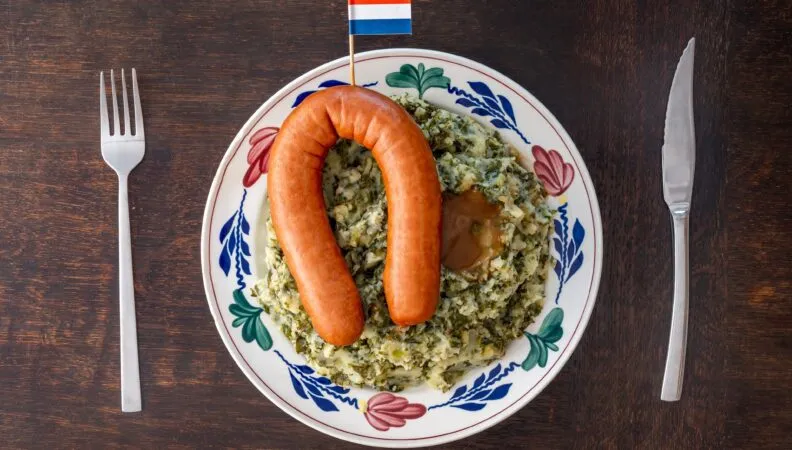 Stamppot mit Rookworst und Bratensauce, ein traditionelles niederländisches Wintergericht