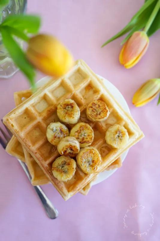 Stapel Belgischer Waffeln mit karamellisierten Bananen und Blaubeeren