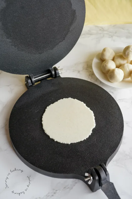 Stapel frisch zubereiteter Mais-Tortillas mit Backpapier dazwischen