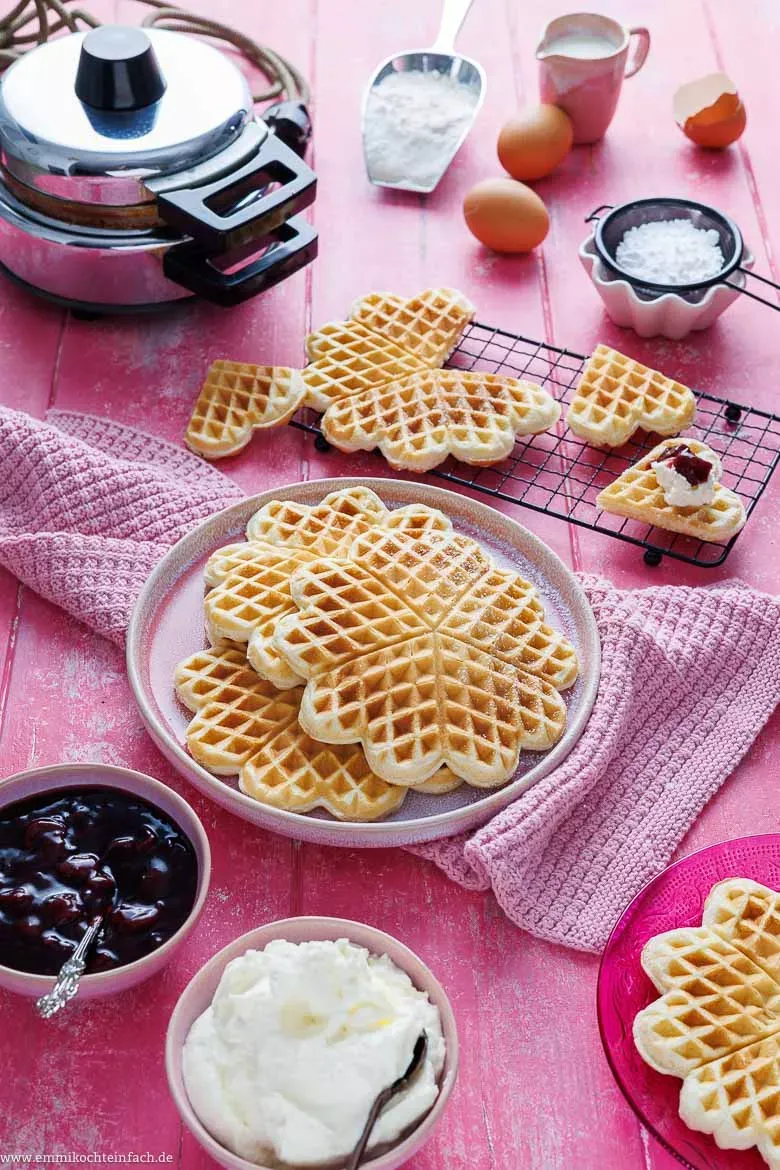 Stapel von fertigen, goldbraunen Waffeln, bestreut mit Puderzucker – ein klassisches Waffeln Rezept fluffig genießen