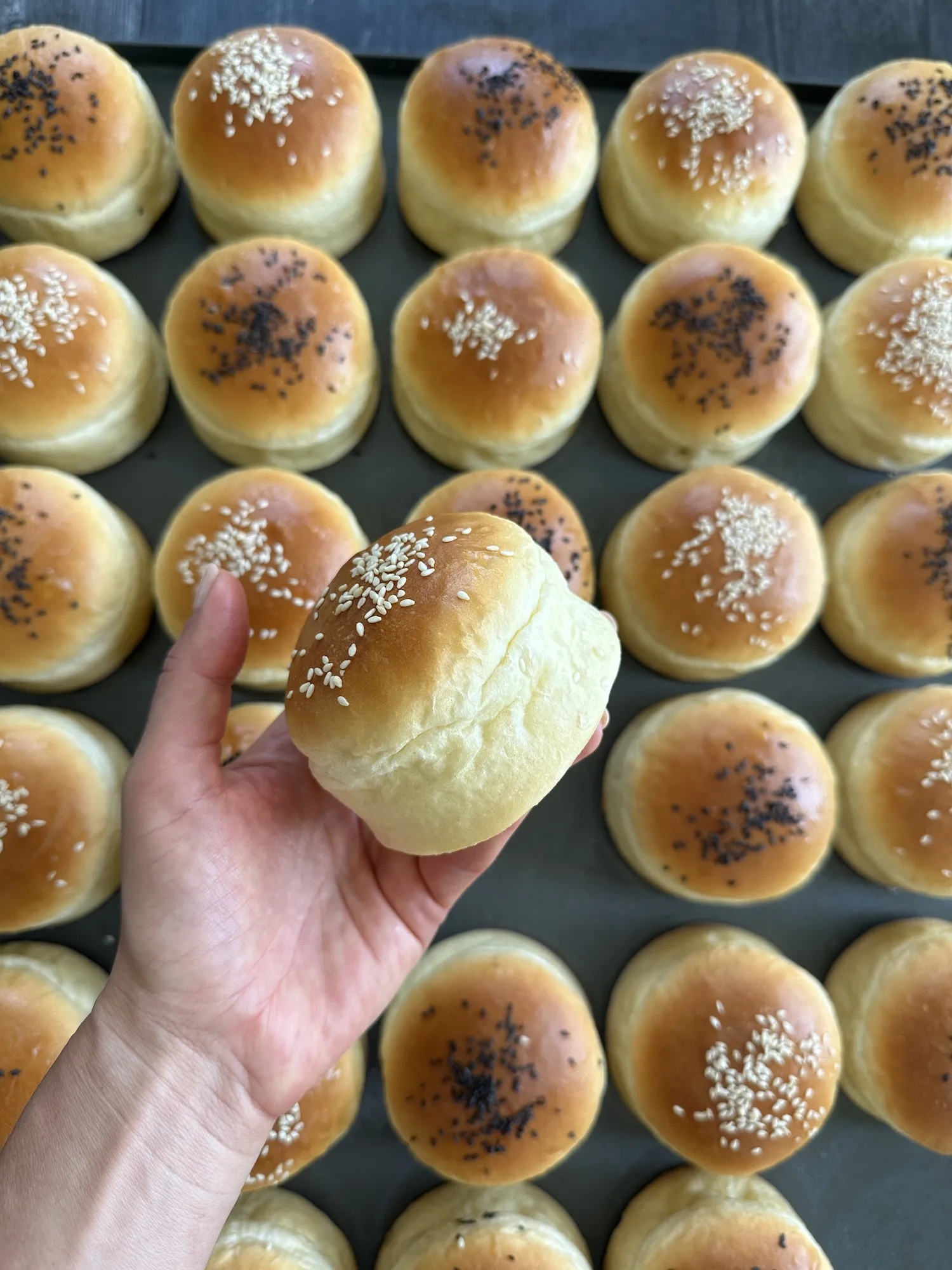 Stapel von perfekt gebräunten und weichen Burger Brötchen
