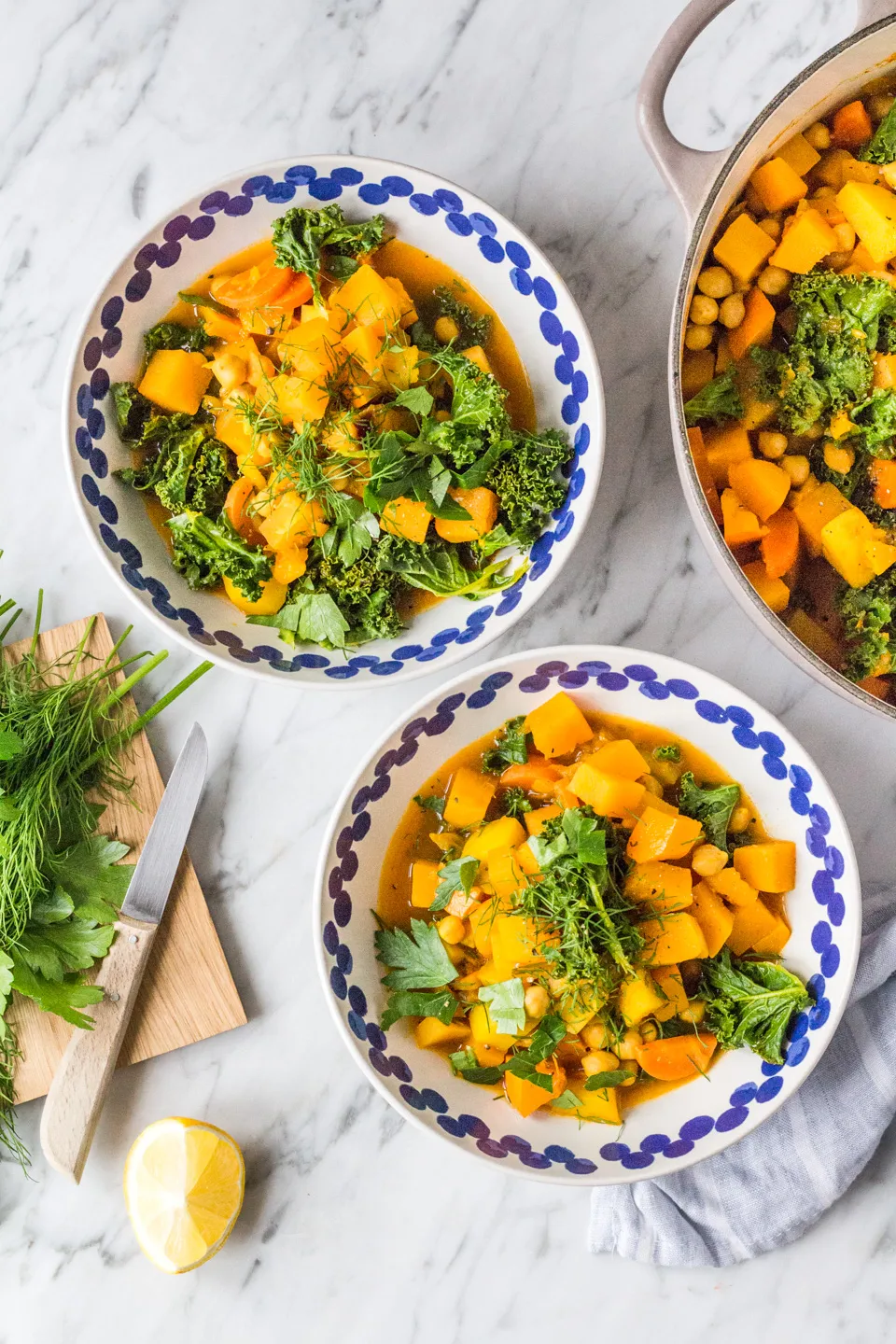 Steckrüben-Eintopf für Meal Prep mit frischen Kräutern in einem Topf und einer Schüssel
