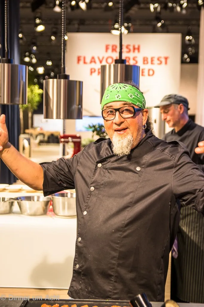 Stefan Marquard begeistert das Publikum auf der IFA mit seinen Kochkünsten und den modernen AEG Haushaltsgeräten