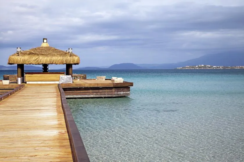 Steg und türkisblaues Wasser am Ilica-Strand in Çeşme, einem beliebten türkischen Urlaubsort an der Ägäis.