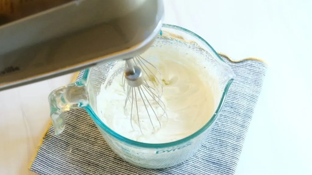 Steif geschlagene Sahne in einer Schüssel, perfekt zubereitet