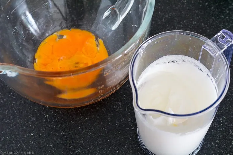 Steif geschlagenes Eiweiß in einer Glasschüssel, bereit zum Unterheben für den Kaiserschmarrn