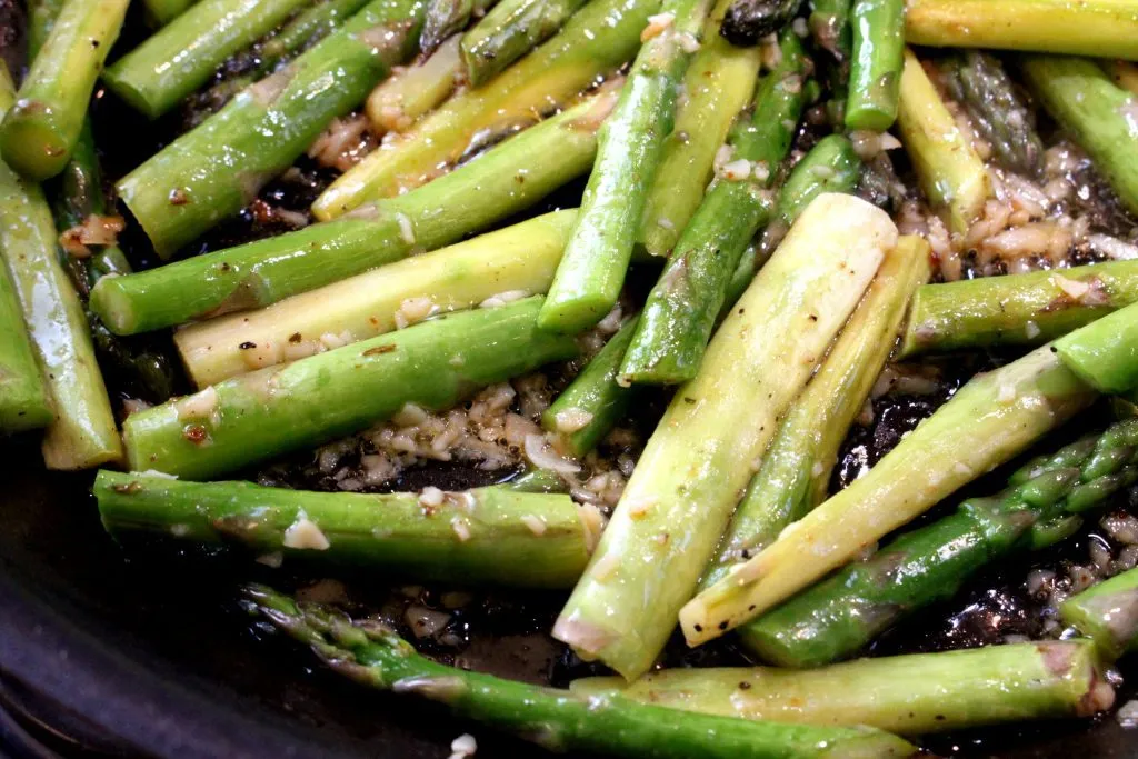 Steif geschlagenes Eiweiß wird vorsichtig unter den Bierteig gehoben, für eine besonders luftige Textur