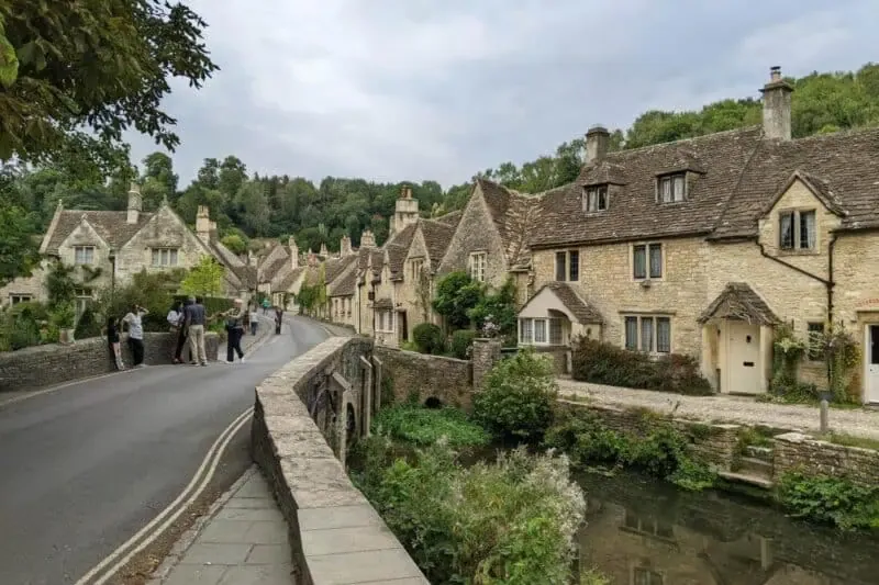 Steinhäuser und eine Steinbrücke im Zentrum von Castle Combe in den Cotswolds