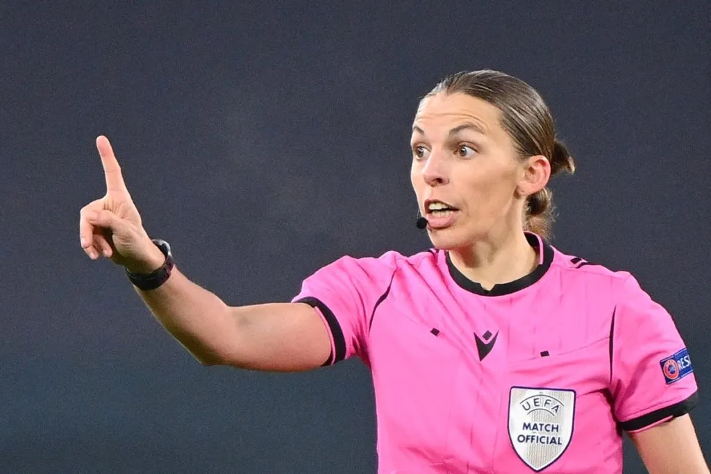 Stéphanie Frappart: Erste Schiedsrichterin bei einer Männer-WM im Einsatz für Deutschland gegen Costa Rica.