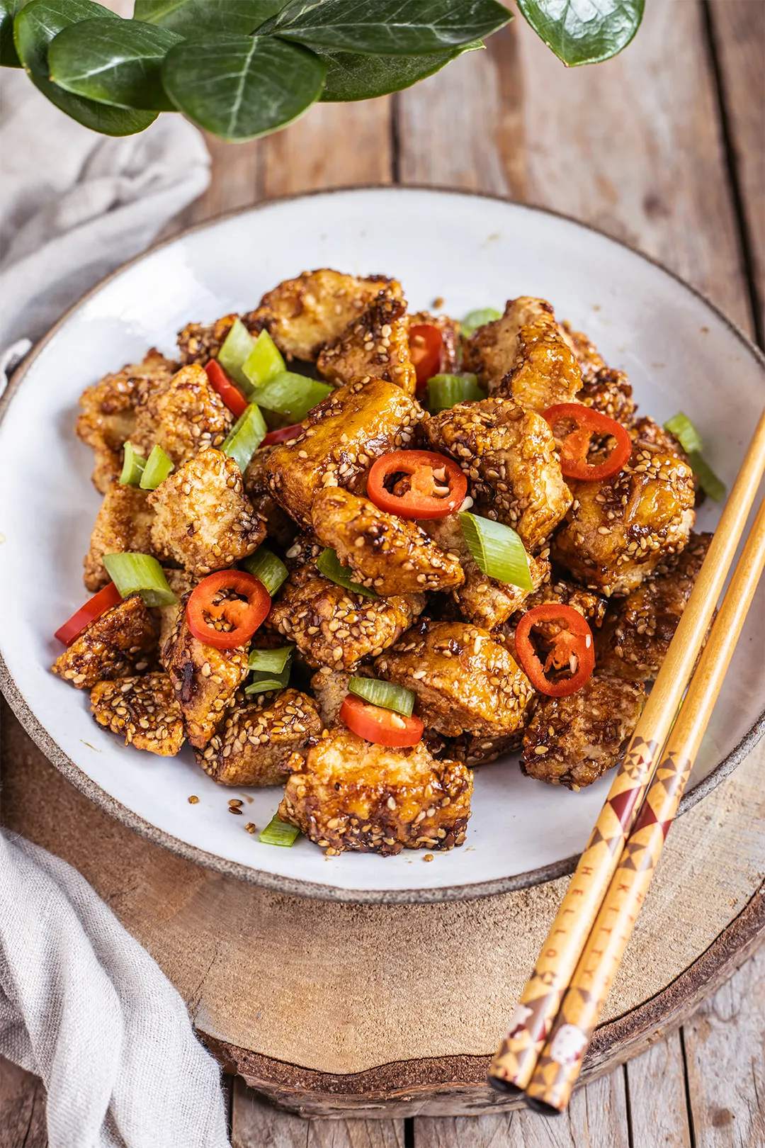 Sticky Sesam Tofu, frisch zubereitet im Airfryer, bereit zum Servieren.