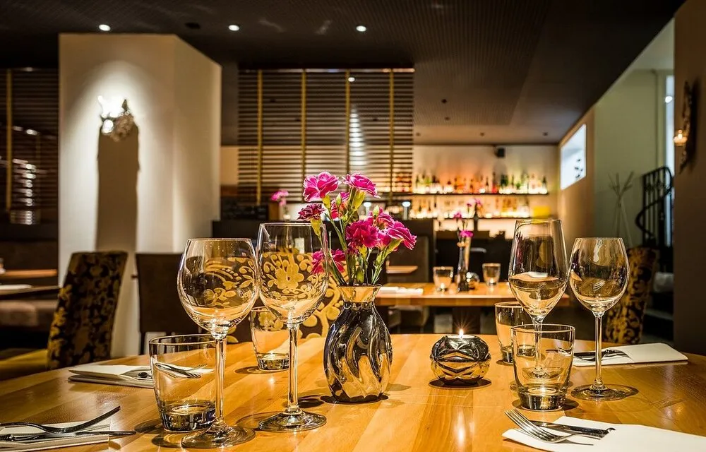 Stilvolles Interieur des Restaurants Kiepenkerl in Essen mit gedeckten Tischen