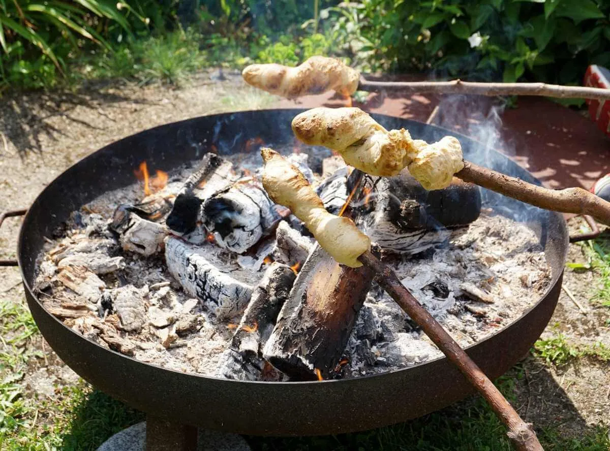 Stockbrot und Knüppelkuchen am Lagerfeuer