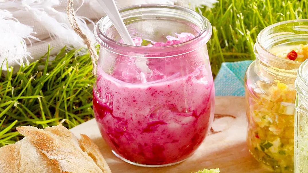 Strahlend roter Rote-Bete-Dip, vegetarisch und vielseitig, perfekt für Crudités oder Brot beim Picknick