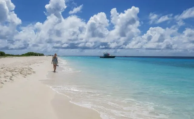 Strand auf Curaçao, Niederländische Antillen, mit bunten Häusern im Hintergrund