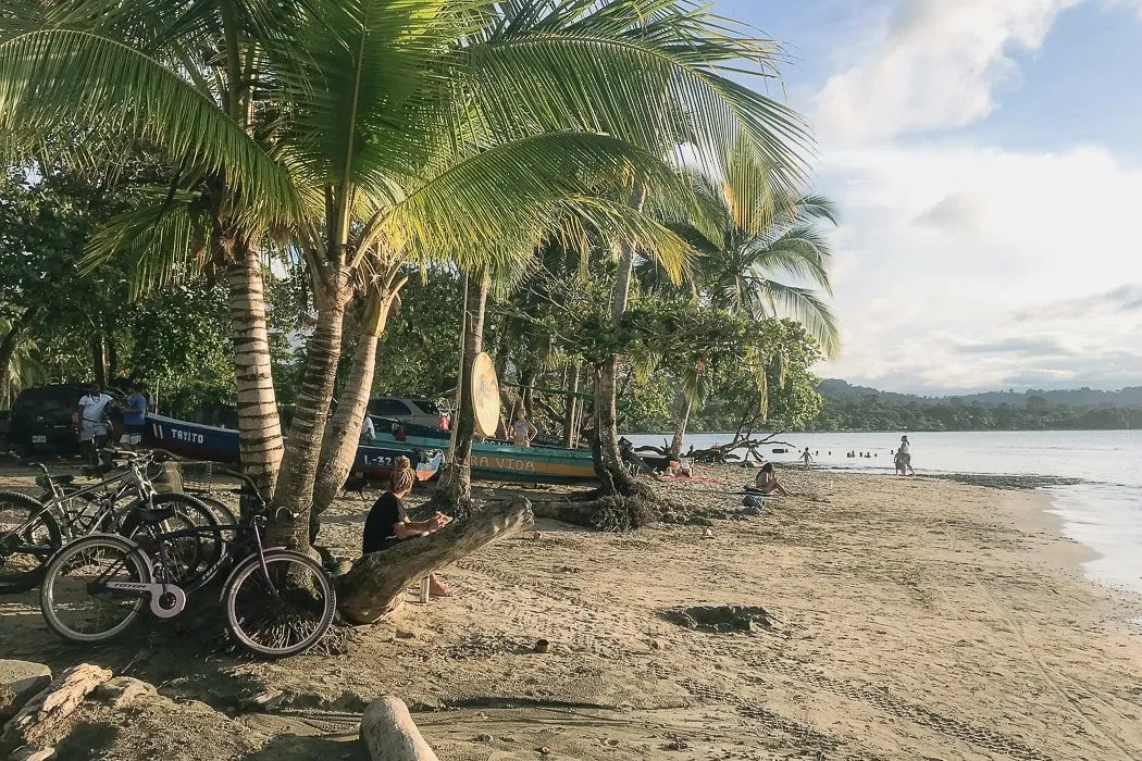 Strand in Puerto Viejó, Costa Rica, bei einem malerischen Sonnenuntergang