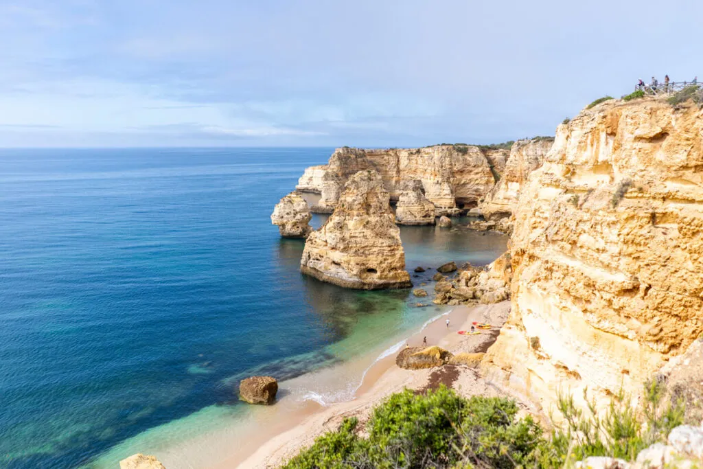 Strand Praia da Marinha an der Algarveküste mit goldenem Sand und beeindruckenden Felsformationen