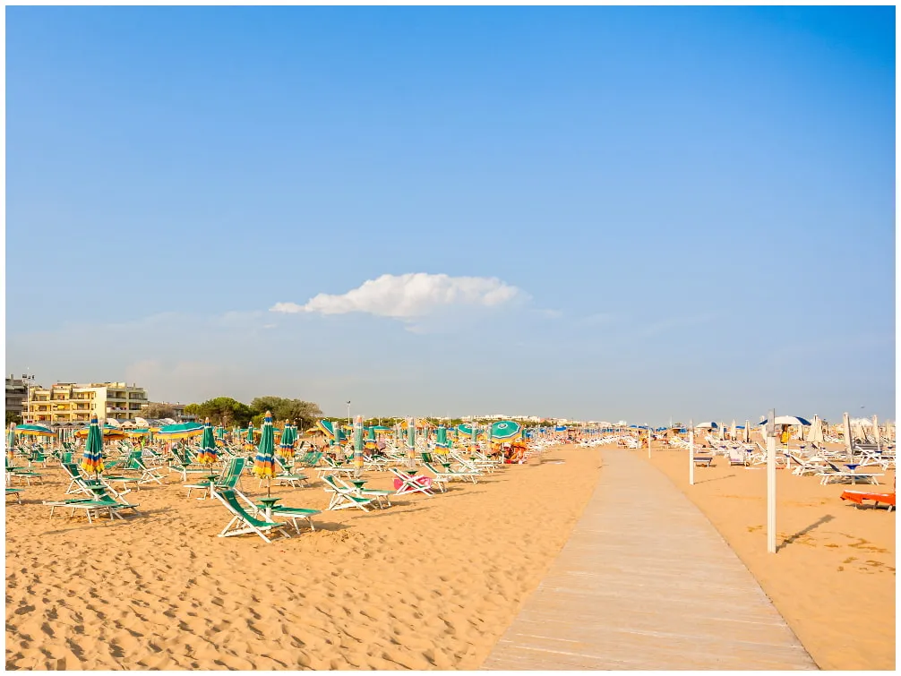 Strand von Bibione mit bunten Sonnenschirmen