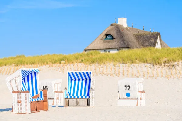 Strandkorb in den Dünen der Niederlande, ein idyllischer Ort für wunderschöne Urlaubsziele