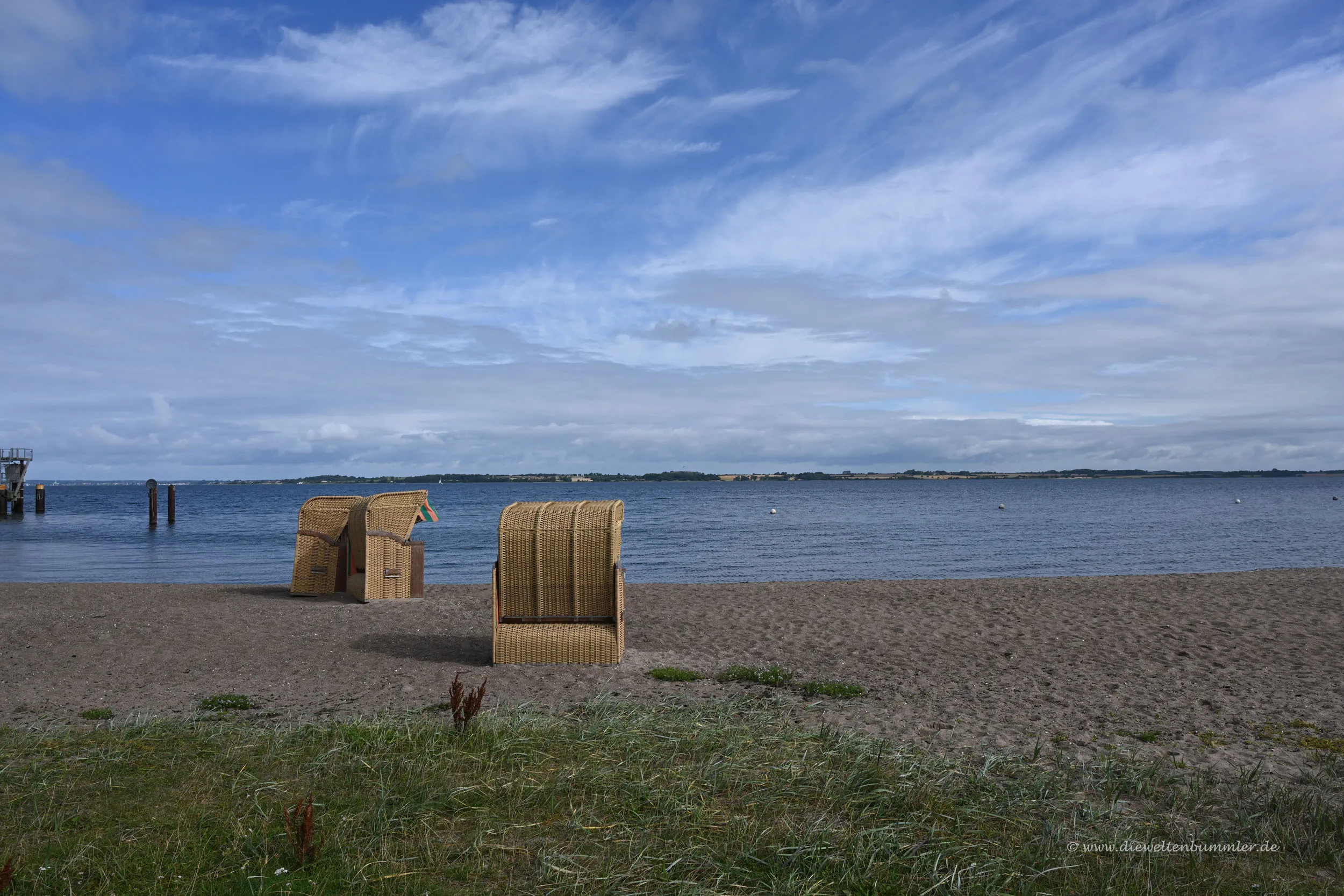 Strandkörbe am Ostseestrand, die zum Verweilen einladen