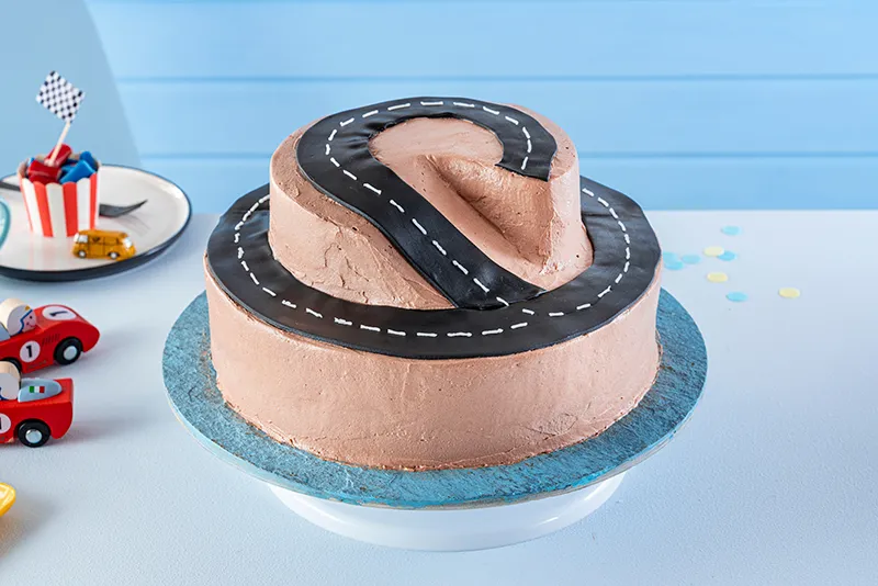 Straßenmarkierung auf der Fondant-Rennstrecke anbringen