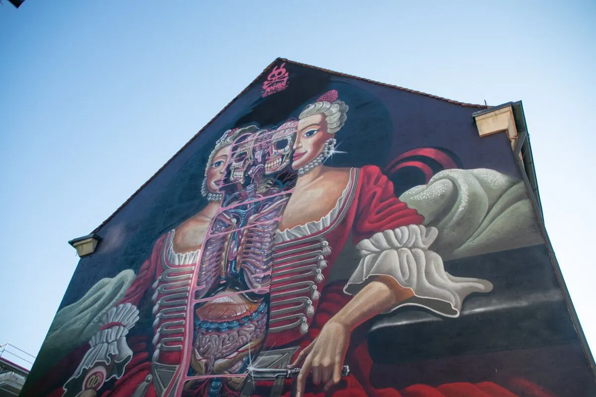 Streetart in Bayreuth: Ein modernes Wandgemälde der Markgräfin Wilhelmine