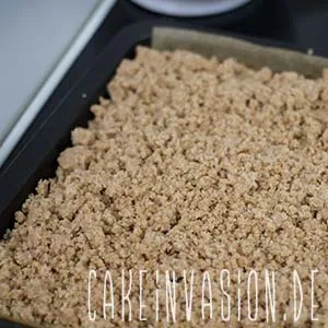 Streusel darauf verteilen
