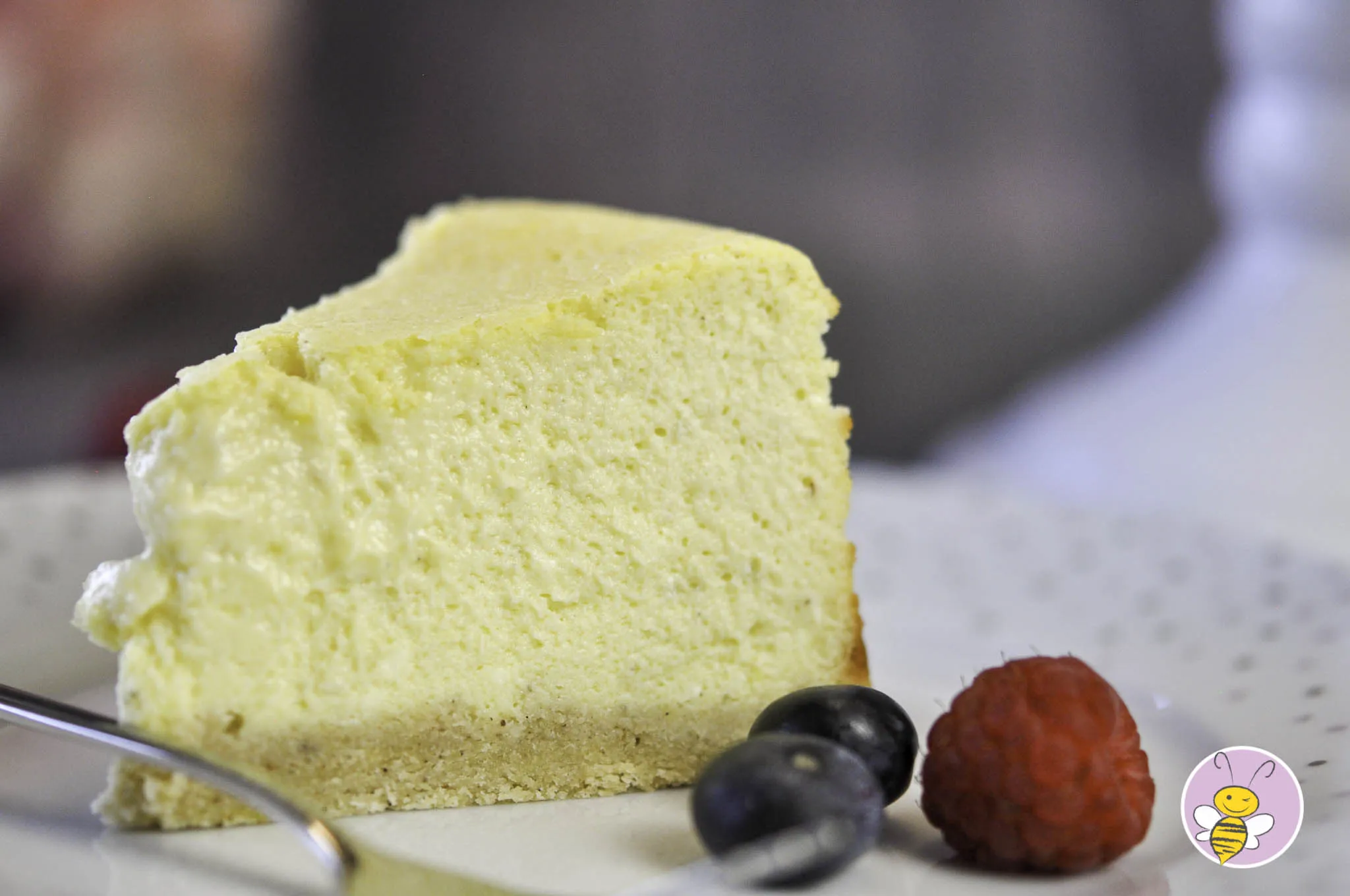 Stück vom Keto Käsekuchen mit perfekter Füllung und Boden