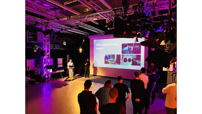 Studenten präsentieren Projektergebnisse auf einer Postersession