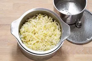 Sud vom Krautsalat entfernen