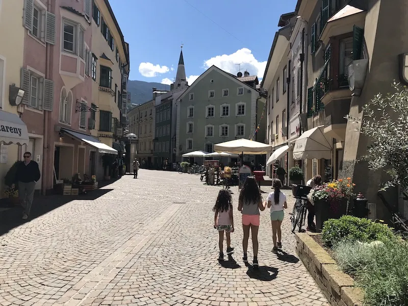Südtirol mit Kindern: Unterwegs im malerischen Bozen (Foto: Sonja Alefi)