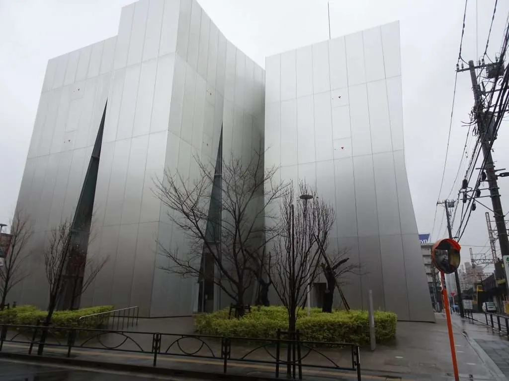 Sumida Hokusai Museum: Ein modernes Gebäude mit klaren Linien und großen Fensterflächen, die einen Blick auf die Umgebung ermöglichen.