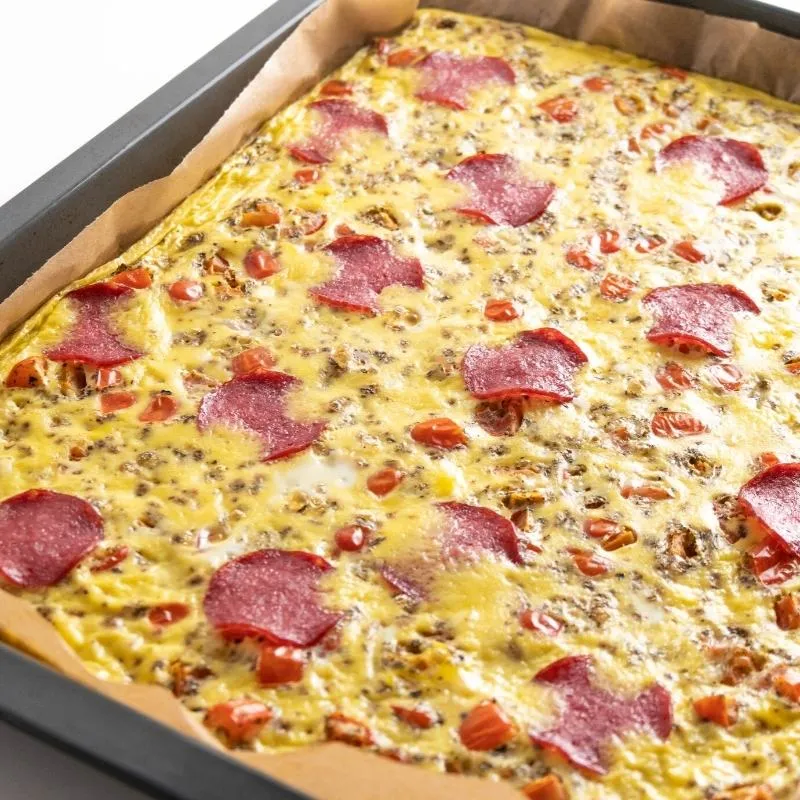 Super einfache Low Carb Pizza Frittata vom Blech zum ketogenen Frühstück Mobile Featured Image