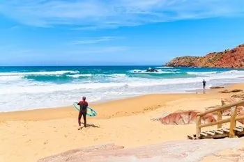 Surfer auf den Wellen in Portugal
