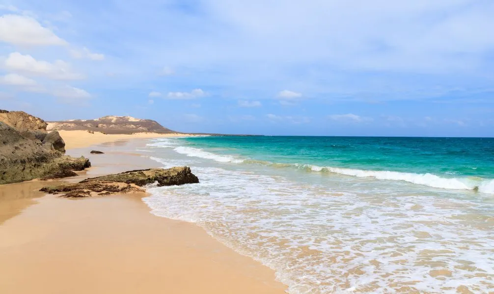 Surfer auf einer Welle vor den Kapverdischen Inseln, ideales Ziel für Weihnachten Urlaub warm und Wassersport