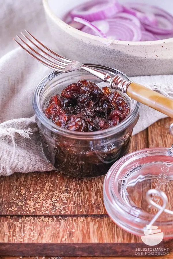 Süß-sauer karamellisierte Balsamico Zwiebeln, eine raffinierte Beilage, die besonders gut zu Ziegenkäse- und Fleischpfännchen passt.