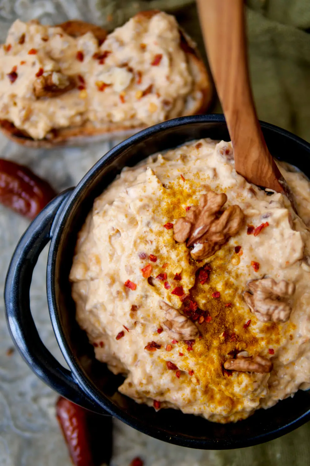 Süß und pikanter Dattel-Dip mit Frischkäse, frischen Datteln, Ajvar und Walnüssen