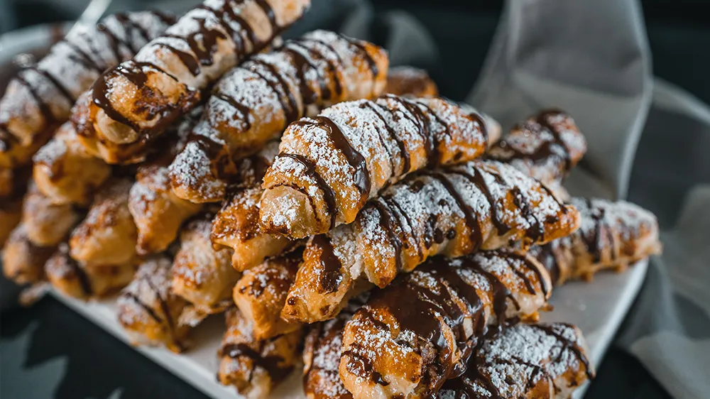 Süße Blätterteig-Banane, knusprig gebacken, ein schnelles Dessert oder süßer Snack.