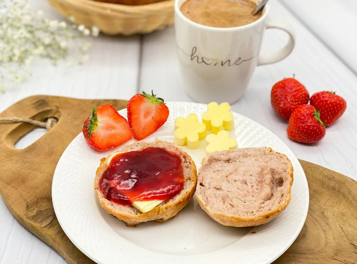 Süße Erdbeer-Milchbrötchen, gefüllt mit frischen Erdbeeren.