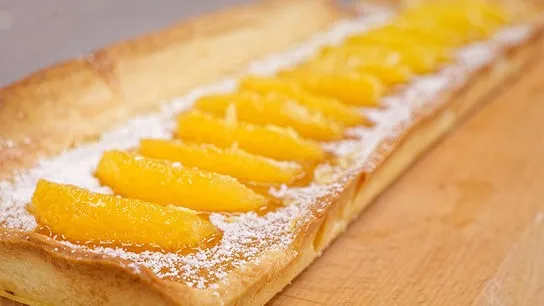 Süße maltesische Orangen-Tarte mit Puderzucker bestreut