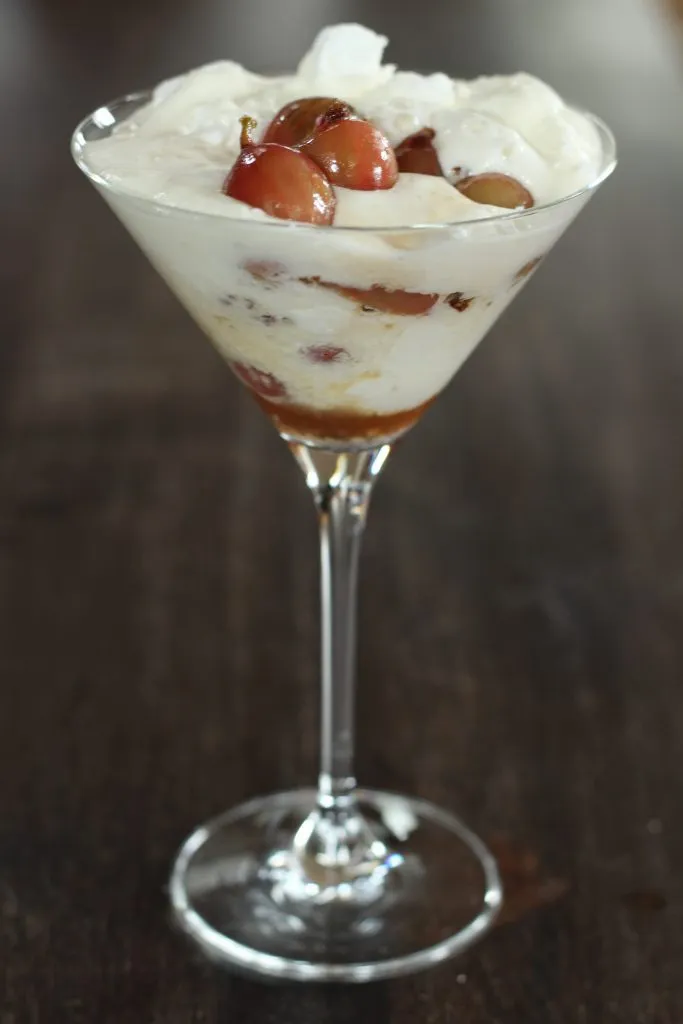 Süße Sommerverführung: Wiesbaden Mess mit Stachelbeeren, knusprigem Baiser und frischer Sahne.