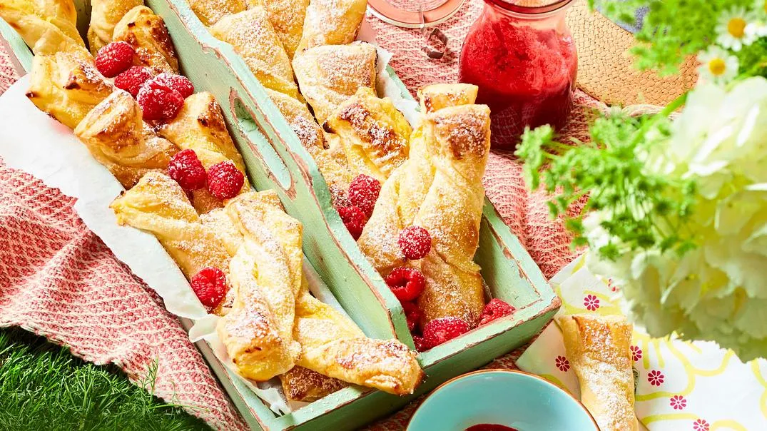 Süße Vanille-Blätterteig-Happen mit frischer Himbeersoße, ideal als Dessert für Picknick-Liebhaber