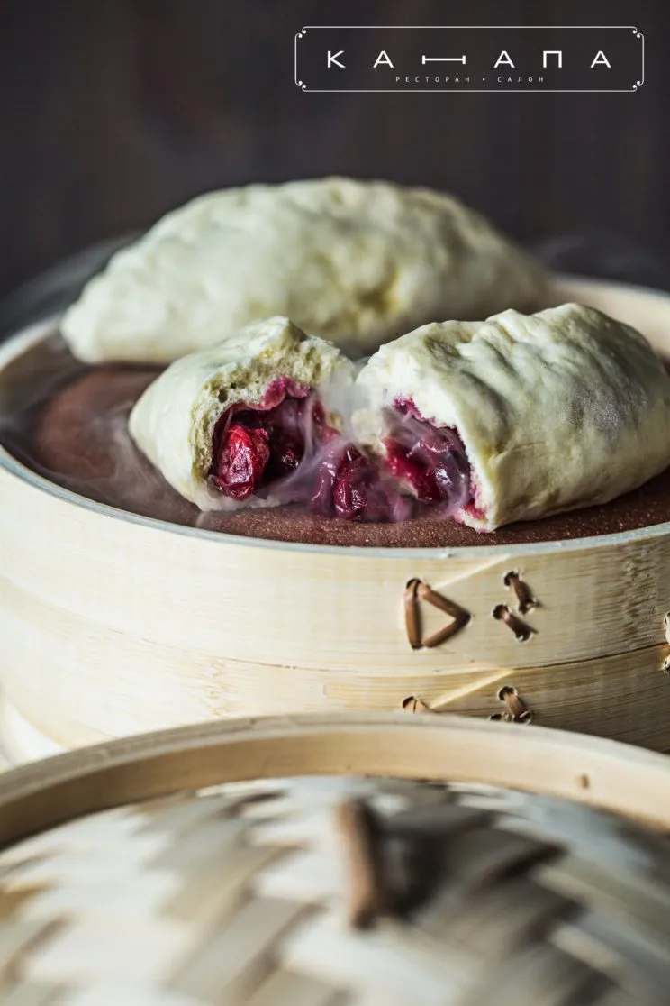Süße Wareniki mit Kirschfüllung, bestreut mit Puderzucker, ein beliebtes ukrainisches Dessert oder Hauptgericht.