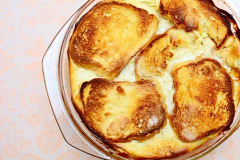 Süße Žemlovka, ein traditioneller tschechischer Auflauf aus Brötchen, Äpfeln und Rosinen