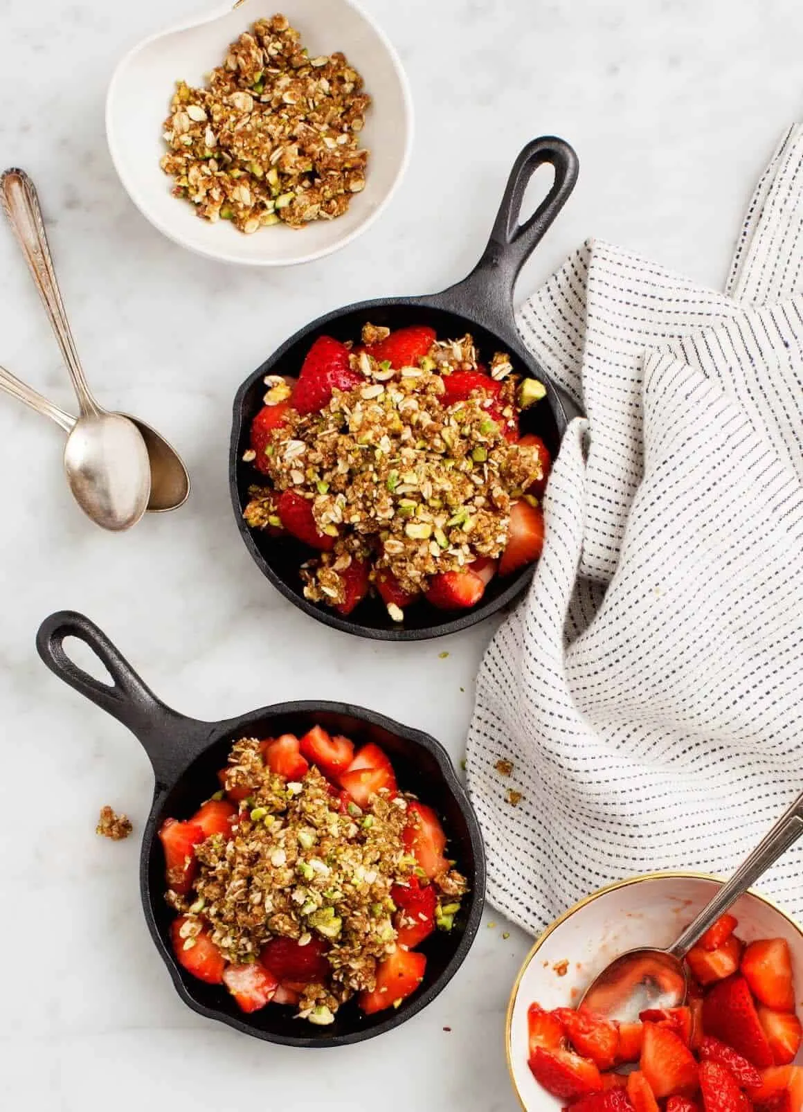 Süßer Erdbeer Crumble mit einem Hauch Balsamico