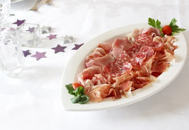 Süßes Dessert mit Apfelstrudel, saftigem Brownie und Vanilleeis, eine perfekte Kombination deutscher und moderner Süßspeisen