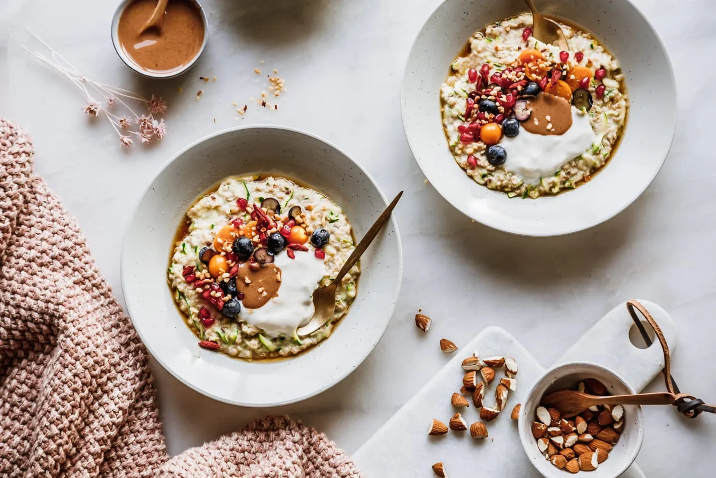 Süßes Zucchini-Oatmeal mit frischem Obst für ein gesundes Frühstück