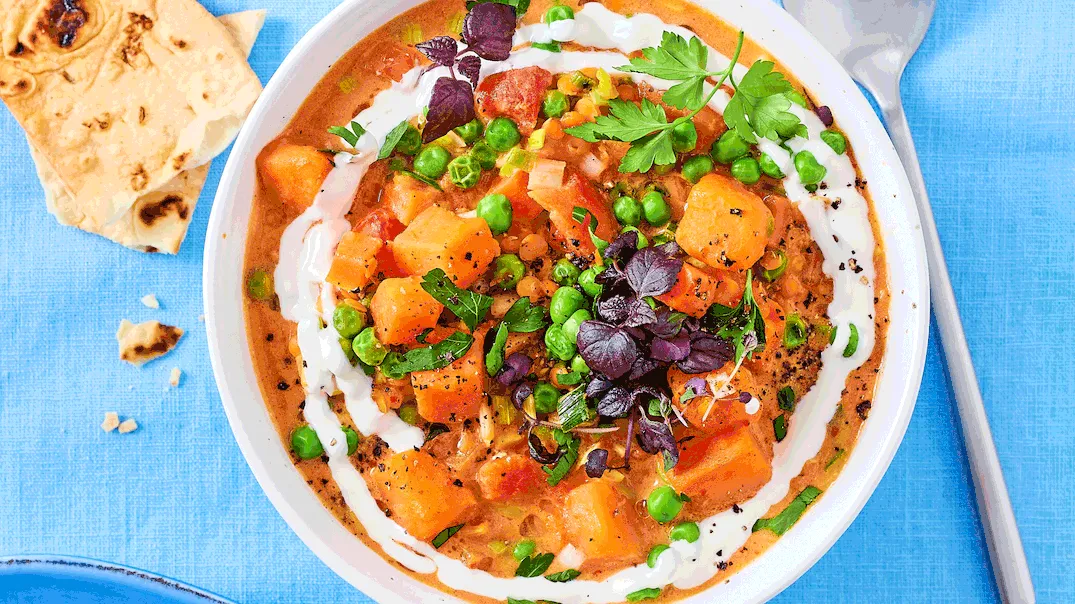 Süßkartoffel-Gulasch mit Möhren, Linsen und Kichererbsen